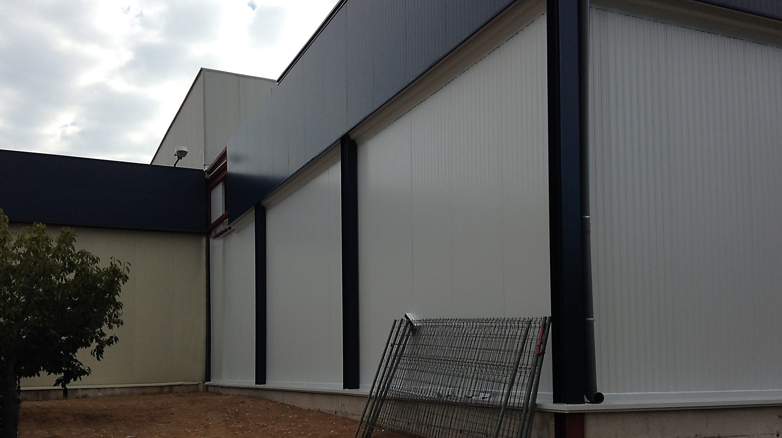 Acabado exterior nave panel sándwich
