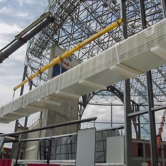 Descarga de material panel sándwich Hangar aeropuerto