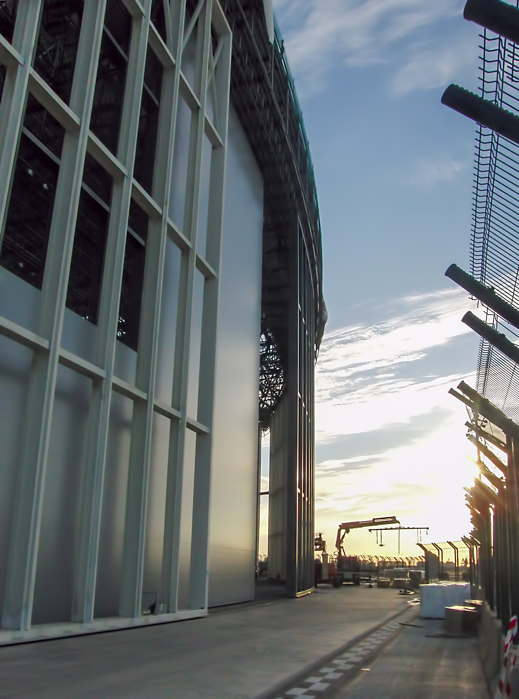 Foto exterior instalación panel sándwich Hangar aeropuerto