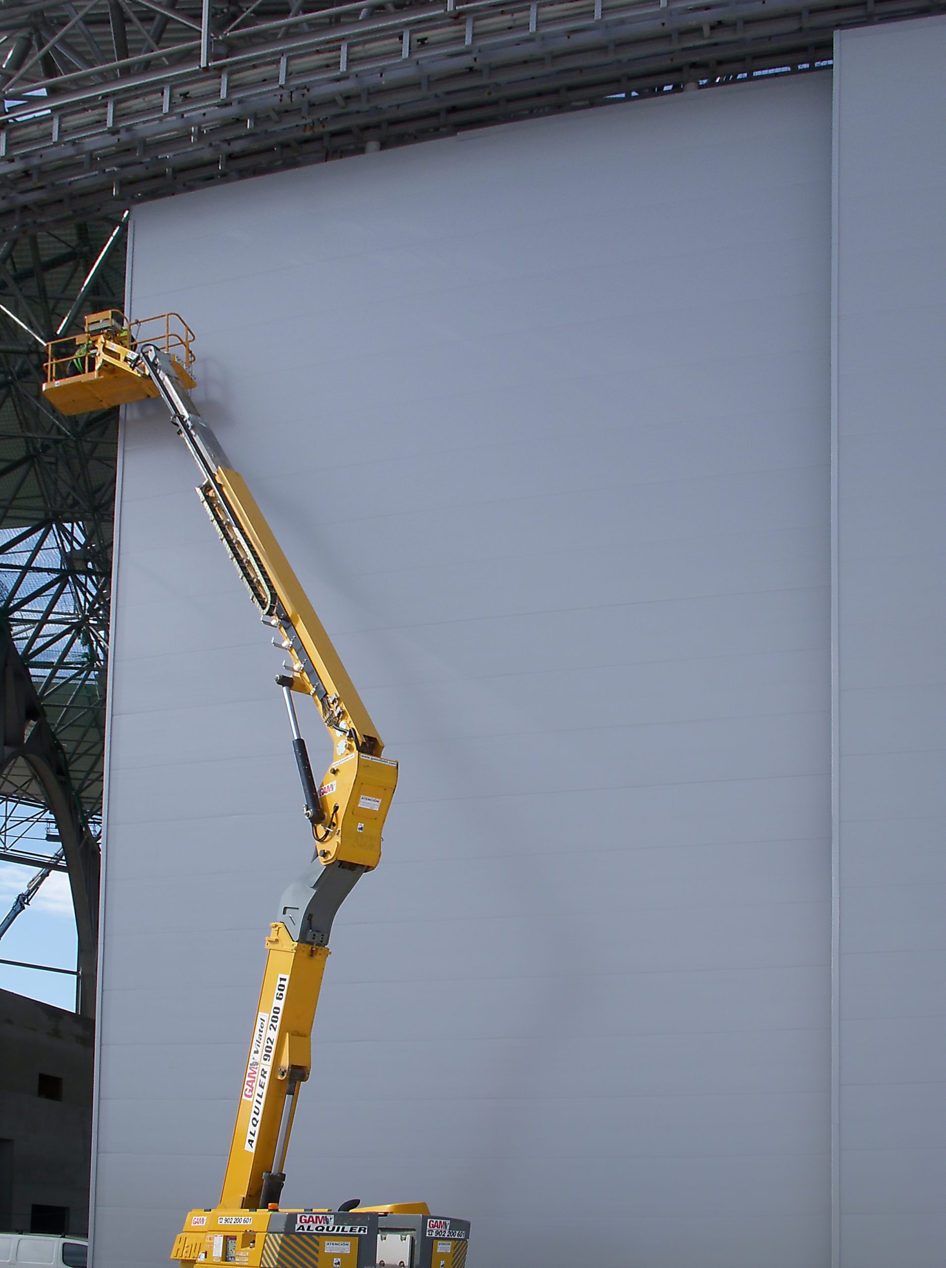 Instalación puerta exterior con panel sándwich Hangar aeropuerto